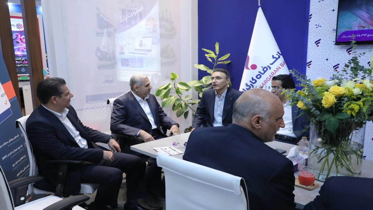 بازدید معاون وزیر اقتصاد از غرفه بانک رفاه کارگران در نمایشگاه الکامپ